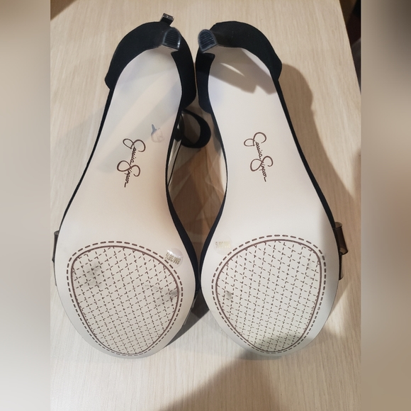 Jessica Simpsons black high heel shoe. - Picture 3 of 8